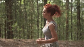 Zakończenie portret atrakcyjna miedzianowłosa dziewczyna na bieg w lasowym zwolnionym tempie zbiory wideo Zakończenie portret atrakcyjna miedzianowłosa dziewczyna na bieg w lasowym zwolnionym tempie zbiory wideo