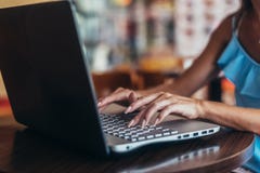 Zakończenie strzał kobieta wręcza pisać na maszynie na laptop klawiaturze obraz stock Zakończenie strzał kobieta wręcza pisać na maszynie na laptop klawiaturze obraz stock