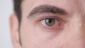 Zakończenie up Męski ` s oko Uczeń zwęża się w zwolnionym tempie zbiory wideo Zakończenie up Męski ` s oko Uczeń zwęża się w zwolnionym tempie zbiory wideo