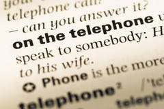 Zakończenie up stara Angielska słownik strona z słowem na telefonie fotografia stock Zakończenie up stara Angielska słownik strona z słowem na telefonie fotografia stock