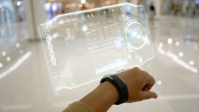 Zakończenie up strzelał ręki kobieta używa mądrze zegarek z HUD interfejsem użytkownika dla cyber futurystycznego zastosowania i zbiory Zakończenie up strzelał ręki kobieta używa mądrze zegarek z HUD interfejsem użytkownika dla cyber futurystycznego zastosowania i zbiory