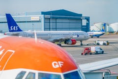 Zakończenie w górę Easyjet Aerobus samolotu gotowego dla pasażerów przy Machester lotniskiem - światło dzienne 2019 zdjęcia stock Zakończenie w górę Easyjet Aerobus samolotu gotowego dla pasażerów przy Machester lotniskiem - światło dzienne 2019 zdjęcia stock