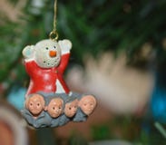 Zakończenie w górę fotografii plastikowy bałwanu ornament z carolers przy dnem na choince Obrazy Stock Zakończenie w górę fotografii plastikowy bałwanu ornament z carolers przy dnem na choince Obrazy Stock