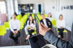 Zakończenie w górę męskiej mentora lub trenera chwyta papierkowej roboty, daje flipchart prezentacji, opowiada z pracownikami Biz fotografia stock Zakończenie w górę męskiej mentora lub trenera chwyta papierkowej roboty, daje flipchart prezentacji, opowiada z pracownikami Biz fotografia stock