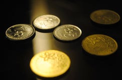 Zakończenie w górę spojrzenia rozprasza monety zdjęcia stock Zakończenie w górę spojrzenia rozprasza monety zdjęcia stock