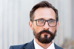 Zakończenie w górę spokojnego mężczyzny jest ubranym szkła i patrzeje ciebie fotografia royalty free Zakończenie w górę spokojnego mężczyzny jest ubranym szkła i patrzeje ciebie fotografia royalty free