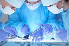 Zakończenie zaopatrzenia medycznego spełniania operacja Grupa chirurdzy przy pracą jest ruchliwie pacjent Medycyna, weterynaryjna fotografia stock Zakończenie zaopatrzenia medycznego spełniania operacja Grupa chirurdzy przy pracą jest ruchliwie pacjent Medycyna, weterynaryjna fotografia stock