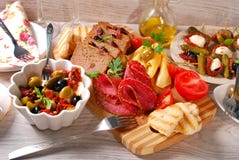 Zakąski i antipasti na drewnianym stole obrazy stock Zakąski i antipasti na drewnianym stole obrazy stock