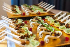 Zakąski w łyżkach na złotym półmisku fotografia stock Zakąski w łyżkach na złotym półmisku fotografia stock