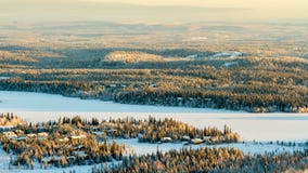 Zamarznięty jezioro i świerczyna las w zimie Finlandia, Ruka zdjęcia stock Zamarznięty jezioro i świerczyna las w zimie Finlandia, Ruka zdjęcia stock