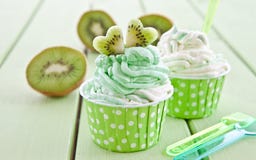 Zamarznięty jogurt z świeżym kiwi fotografia royalty free Zamarznięty jogurt z świeżym kiwi fotografia royalty free