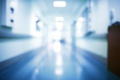 Zamazany korytarz szpital kończy w jaskrawym świetle, unfocused fotografia stock Zamazany korytarz szpital kończy w jaskrawym świetle, unfocused fotografia stock