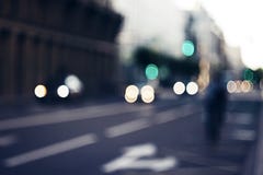 Zamazany tło przedstawia wieczór ulicy z ruchem samochody obraz stock Zamazany tło przedstawia wieczór ulicy z ruchem samochody obraz stock