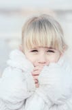 Zamyka up atrakcyjna blondynki dziewczyna chrapa na ulicie na zimnym mroźnym dniu i próbuje dostawać ciepły Portret _ obrazy stock Zamyka up atrakcyjna blondynki dziewczyna chrapa na ulicie na zimnym mroźnym dniu i próbuje dostawać ciepły Portret _ obrazy stock