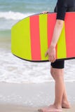 Zamyka Up dziewczyna Trzyma Bodyboard morzem W Wetsuit zdjęcie royalty free Zamyka Up dziewczyna Trzyma Bodyboard morzem W Wetsuit zdjęcie royalty free