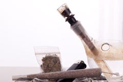 Zamyka up marihuana i dymienie rekwizyty zdjęcia royalty free Zamyka up marihuana i dymienie rekwizyty zdjęcia royalty free