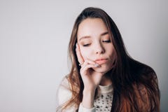 Zamyka up smutna i przygnębiona kobieta patrzeje strona Dziewczyna obniżał jej główkowanie o coś na białym backgroun i głowę zdjęcie stock Zamyka up smutna i przygnębiona kobieta patrzeje strona Dziewczyna obniżał jej główkowanie o coś na białym backgroun i głowę zdjęcie stock