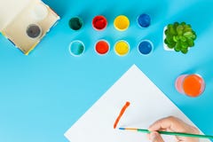 Zamyka w g?r? artysty z palet? i szczotkuje malowa? wci?? ?ycie na papierze przy studiiem ilustracji Zamyka w g?r? artysty z palet? i szczotkuje malowa? wci?? ?ycie na papierze przy studiiem ilustracji