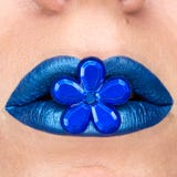 Zamyka w g?r? widoku pi?kne kobiet wargi z b??kitn? pomadk? blisko usta Kosmetologia, mody makeup Jewellery kwiat fotografia stock Zamyka w g?r? widoku pi?kne kobiet wargi z b??kitn? pomadk? blisko usta Kosmetologia, mody makeup Jewellery kwiat fotografia stock