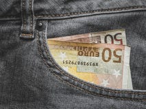 Zamyka w górę 50 euro banknotu w kieszeni zdjęcia royalty free Zamyka w górę 50 euro banknotu w kieszeni zdjęcia royalty free