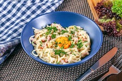 Zamyka w górę widoku na tradycyjnym domowej roboty carbonara w błękitnym pucharze słuzyć na stole zdjęcie royalty free Zamyka w górę widoku na tradycyjnym domowej roboty carbonara w błękitnym pucharze słuzyć na stole zdjęcie royalty free