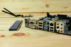 Zamyka w górę dvi, vga, USB 3 (0), HDMI i różnorodni podłączeniowi porty Komputerowe płyty główne Na drewnianym, obrazy royalty free Zamyka w górę dvi, vga, USB 3 (0), HDMI i różnorodni podłączeniowi porty Komputerowe płyty główne Na drewnianym, obrazy royalty free