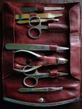 Zamyka w górę foldable skóry, zmrok - czerwony manicure'u set obraz stock Zamyka w górę foldable skóry, zmrok - czerwony manicure'u set obraz stock