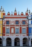 Zamyka w górę fotografii jaskrawy coloured renaissance budynki w historycznym Wielkim Targowym kwadracie w Zamojskim w południowo obraz stock Zamyka w górę fotografii jaskrawy coloured renaissance budynki w historycznym Wielkim Targowym kwadracie w Zamojskim w południowo obraz stock