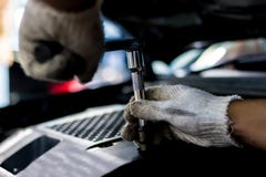Zamyka w górę, ludzie jest remontowy samochód obraz stock Zamyka w górę, ludzie jest remontowy samochód obraz stock