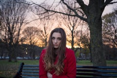 Zamyka w górę młodych kobiet zdrowie psychiczne okładzinowych szykan fotografia stock Zamyka w górę młodych kobiet zdrowie psychiczne okładzinowych szykan fotografia stock