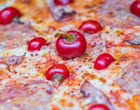 Zamyka w górę odosobnionej fotografii pomidor, bekon i chili pizza, obrazy royalty free Zamyka w górę odosobnionej fotografii pomidor, bekon i chili pizza, obrazy royalty free