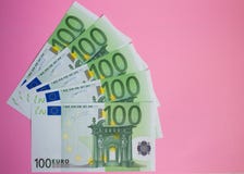 zamyka w górę plika pieniędzy euro banknoty na koloru tle obraz stock zamyka w górę plika pieniędzy euro banknoty na koloru tle obraz stock