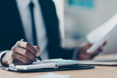 Zamyka w górę portreta afrykanin, amerykański mężczyzna ` s ręki writing w org zdjęcia royalty free Zamyka w górę portreta afrykanin, amerykański mężczyzna ` s ręki writing w org zdjęcia royalty free