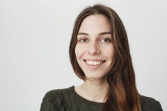 Zamyka w górę portreta młoda piękna atrakcyjna dziewczyna, ono uśmiecha się radośnie patrzejący kamerę nad białym tłem Kobieta obraz stock Zamyka w górę portreta młoda piękna atrakcyjna dziewczyna, ono uśmiecha się radośnie patrzejący kamerę nad białym tłem Kobieta obraz stock