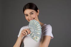 Zamyka w górę portreta piękna śliczna brunetki dziewczyna pokazuje wiązkę samiec obrazy royalty free Zamyka w górę portreta piękna śliczna brunetki dziewczyna pokazuje wiązkę samiec obrazy royalty free