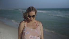 Zamyka w górę portreta Pięknej młodej kobiety uśmiechnięty włosiany dmuchanie w wiatrze na tropikalnej plaży 4k zbiory Zamyka w górę portreta Pięknej młodej kobiety uśmiechnięty włosiany dmuchanie w wiatrze na tropikalnej plaży 4k zbiory