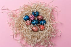 Zamyka w górę przepiórki Easter jajek w gniazdeczku przy różowym tłem obrazy stock Zamyka w górę przepiórki Easter jajek w gniazdeczku przy różowym tłem obrazy stock