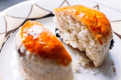 Zamyka w górę rodzynki Scone ciącego w połówce Je z herbatą Dobry piec ciasto fotografia stock Zamyka w górę rodzynki Scone ciącego w połówce Je z herbatą Dobry piec ciasto fotografia stock