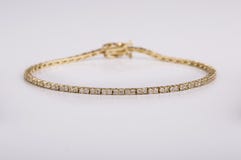 Zamyka w górę strzału piękne diamentowe bransoletki na białym tle zdjęcie stock Zamyka w górę strzału piękne diamentowe bransoletki na białym tle zdjęcie stock