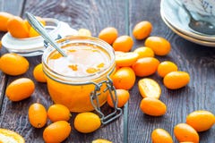 Zamyka W górę widoku Kumquat dżem w Szklanym słoju na Ciemnym Drewnianym stole Obraz Royalty Free Zamyka W górę widoku Kumquat dżem w Szklanym słoju na Ciemnym Drewnianym stole Obraz Royalty Free