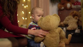 Zamyka w górę widoku mały śliczny dziecko bawić się z dużym misiem w domu Macierzysty obsiadanie blisko syna mienia chwiania zaba zbiory wideo Zamyka w górę widoku mały śliczny dziecko bawić się z dużym misiem w domu Macierzysty obsiadanie blisko syna mienia chwiania zaba zbiory wideo