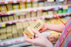 Zamyka w górę widoku ręki trzyma masło zdjęcia stock Zamyka w górę widoku ręki trzyma masło zdjęcia stock