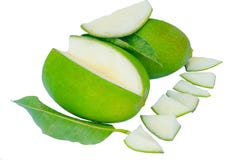 Zamyka w górę zielonych mango i zielenieje liście odizolowywających na białym tle obrazy stock Zamyka w górę zielonych mango i zielenieje liście odizolowywających na białym tle obrazy stock