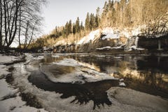 zandsteenklippen op de kust van rivier Gauja in Letland - uitstekende retro ziet eruit stock foto zandsteenklippen op de kust van rivier Gauja in Letland - uitstekende retro ziet eruit stock foto