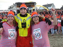 Zandvoort, Paesi Bassi - 1 Januari 2019: nuovi anni tradizionali di Dive Nieuwjaarsduik Squadra di soccorso felice Reddingsbrigad immagini stock Zandvoort, Paesi Bassi - 1 Januari 2019: nuovi anni tradizionali di Dive Nieuwjaarsduik Squadra di soccorso felice Reddingsbrigad immagini stock