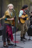 Zangers en musici bij het Randfestival, Edinburgh, Schotland royalty-vrije stock foto Zangers en musici bij het Randfestival, Edinburgh, Schotland royalty-vrije stock foto