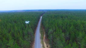 Zangão, helicóptero que voa sobre a área de monitoração da floresta video estoque Zangão, helicóptero que voa sobre a área de monitoração da floresta video estoque