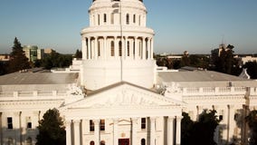Zangão que voa sobre o Capitólio do estado de Califórnia sacramento EUA video estoque Zangão que voa sobre o Capitólio do estado de Califórnia sacramento EUA video estoque
