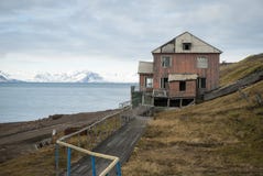 Zaniechany dom w Barentsburg, Rosyjska ugoda w Svalbard Fotografia Stock Zaniechany dom w Barentsburg, Rosyjska ugoda w Svalbard Fotografia Stock