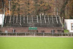 Zaniechany stadium piłkarski w Wageningen wymieniał Wageningse górę lodową zdjęcie stock Zaniechany stadium piłkarski w Wageningen wymieniał Wageningse górę lodową zdjęcie stock